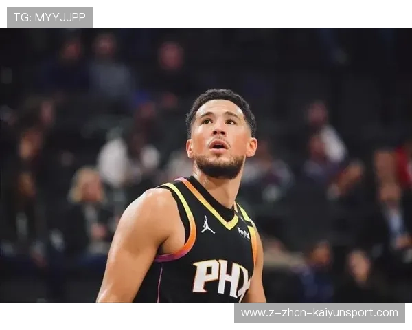 布克突破上篮吸引防守，太阳外围射手获空间