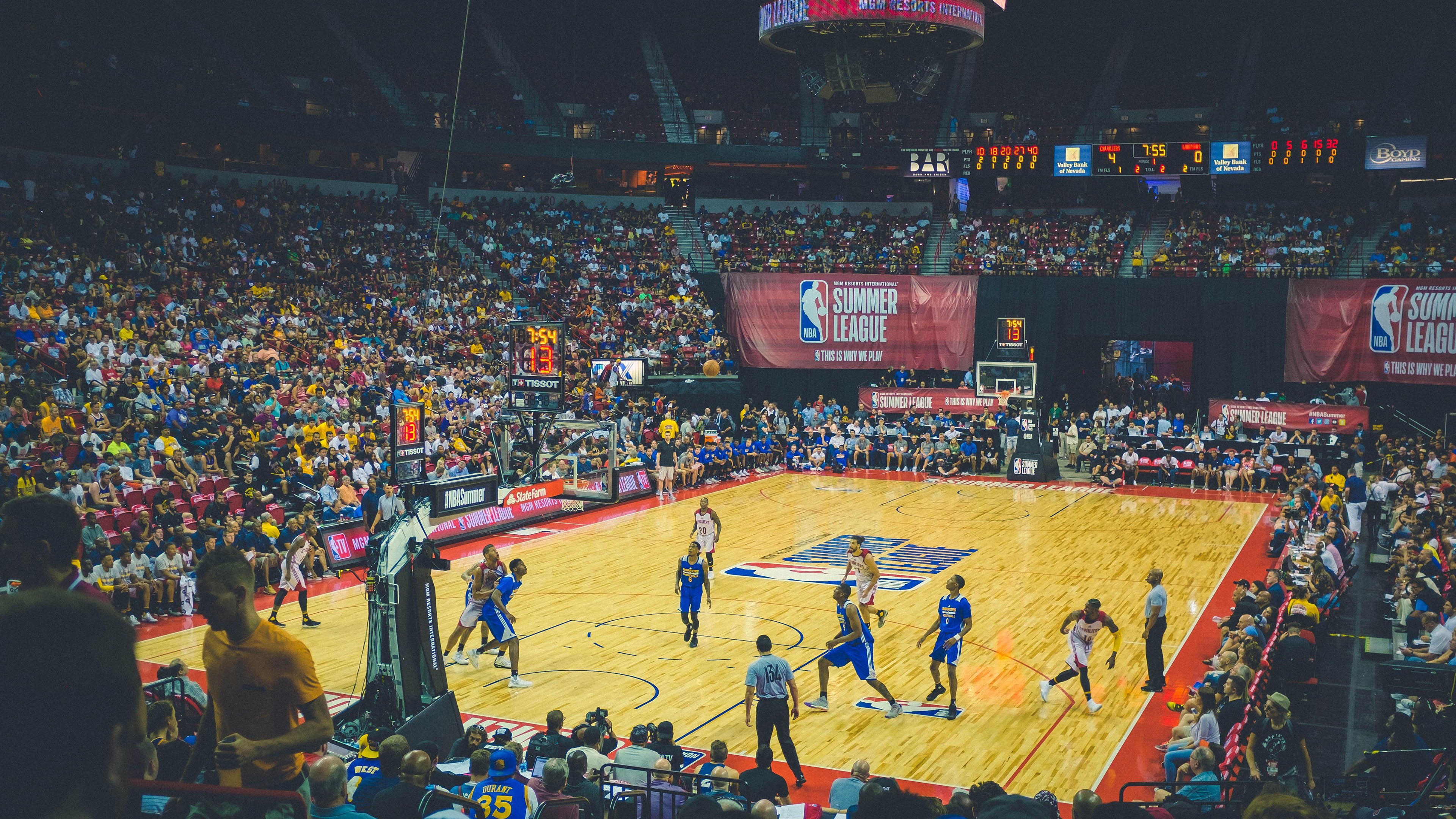 两前腰角色分工拉开防线宽度，双前腰战术